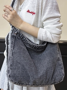 Sac fourre-tout rétro en denim délavé gris avec bords bruts et design spacieux