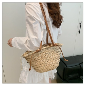 Détail du sac cabas en paille avec bandoulières en cuir marron et doublure cordon