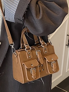 Sac Boston rétro en cuir marron avec poches à boucles pour un look chic de motarde