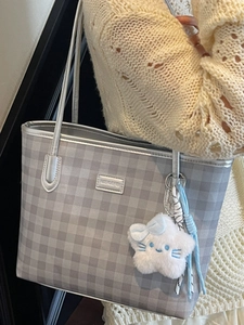 Fashionable checkerboard tote bag with star pendant for women in casual summer style