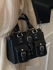 Sac Boston noir mat chic avec plusieurs poches et ferrures argentées de style rétro moto