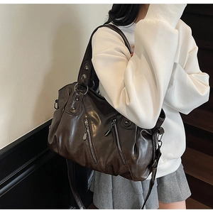 Dettaglio di una grande borsa vintage in pelle PU marrone con cerniere decorative