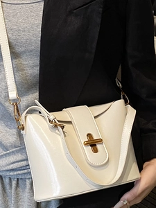 Schicke weiße Eimertasche aus Leder mit goldenem Verschluss am Model gezeigt