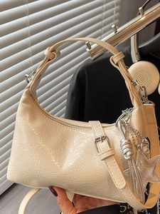Sac Sous le Bras à la Mode en Cuir PU Brillant pour Femmes Texture Plissée Sac à Épaule Hobo avec Pendentif Étoile Cœur Sac à Main Décontracté