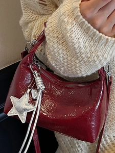 Sac à bandoulière rouge foncé brillant avec breloques étoiles et cœurs argentés