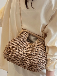 Sac chic en paille tissée à la main avec chaîne dorée pour la plage ou l'été