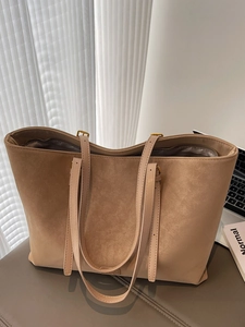 Sac fourre-tout marron clair minimaliste avec texture daim et lanières en cuir pour bureau