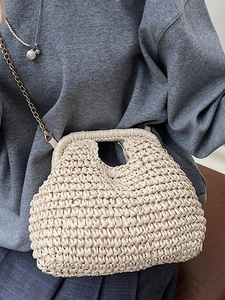 Sac à main en paille tressée beige avec bandoulière chaîne dorée pour la plage