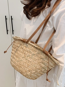 Grand sac cabas en paille avec bandoulières en cuir marron pour plage et vacances