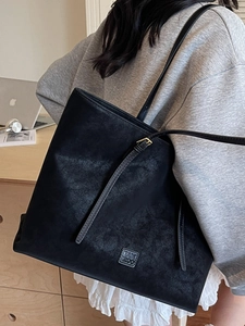 Grand sac cabas noir minimaliste pour femme en similicuir avec une finition mate chic