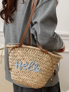 Sac cabas en paille avec broderie Hello et anses en cuir marron pour les vacances d'été