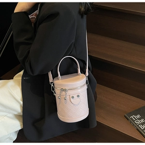 Rosafarbene gesteppte Zylindertasche mit Silberkugel-Anhänger und Umhängeriemen