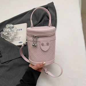Rosafarbene Zylindertasche mit Rautenmuster und silbernem Perlenanhänger-Detail