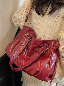 Grande borsa a tracolla vintage bordeaux da donna con cerniere decorative e fibbie in metallo