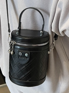 Modische schwarze gesteppte Zylinder-Beuteltasche mit Tragegriff und Schultergurt
