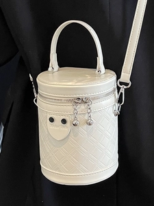 Weiße zylindrische Eimertasche mit Steppmuster und verstellbarem Riemen für Damen