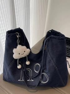 Sac fourre-tout en jean bleu foncé avec broderie blanche et breloque peluche