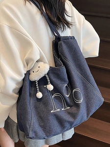 Grand sac cabas en denim bleu foncé avec broderie blanche et charme de nuage