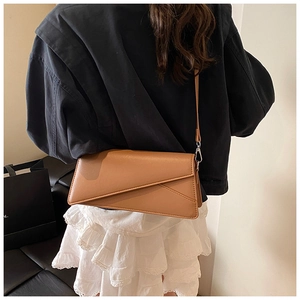 Sac bandoulière en cuir caramel avec rabat asymétrique et surpiqûres décoratives