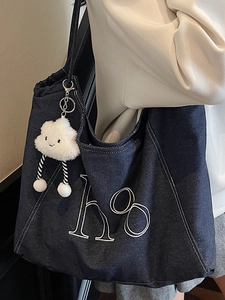 Sac fourre-tout rétro en denim avec broderie h8 et breloque nuage en peluche blanc