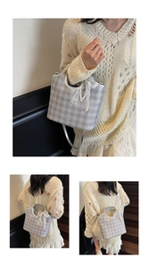Détails du sac cabas à carreaux avec bordure en dentelle et accessoires de perles élégants
