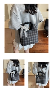 Détail du sac cabas à carreaux noir et gris avec nœud en dentelle et breloque perle