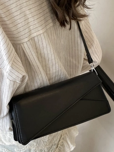 Petit sac à bandoulière en cuir noir chic pour femme avec rabat au design épuré