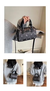 Détails du sac Boston avec imprimé rennes, poignées noires et bandoulière amovible
