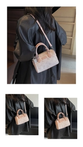 Détail du sac Boston rose-beige avec imprimé élan et élégante bandoulière en chaîne