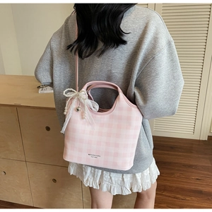 Sac bandoulière en toile à carreaux roses avec nœud en dentelle et pendentif perle cœur