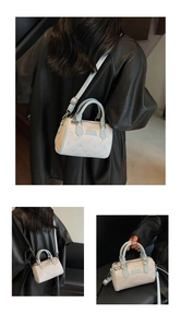 Détails du mini sac Boston avec imprimé cerf bleu, bandoulière et finitions dorées