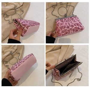 Dettaglio della pochette di paillettes rosa con manico ad anello argento e tracolla catena