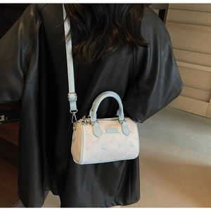 Vue arrière d'un mannequin portant le petit sac Boston bicolore avec motif de cerf