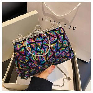 Dettaglio della pochette da sera con paillettes colorate e telaio in metallo e cristalli