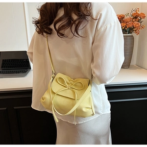 Schicke hellgelbe Schultertasche im Ballett-Stil mit Schleife und gerafftem Design