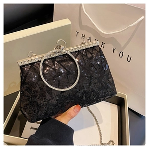 Dettagli della pochette da sera con paillettes nere, bordo in cristallo e manico tondo