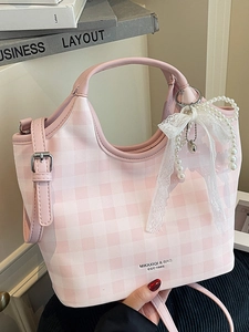 Sac fourre-tout à carreaux rose et blanc avec breloque perle et bandoulière réglable