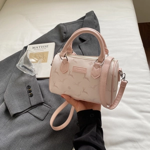 Détail du sac Boston à motif de cerf avec bandoulière réglable et zip métallique