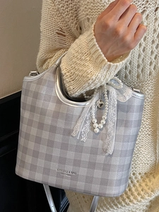 Sac bandoulière à carreaux gris chic avec poignées en métal et breloque en dentelle perlée