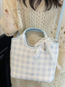 Sac à bandoulière à carreaux bleu et blanc avec nœud en perles et breloque cœur sur modèle