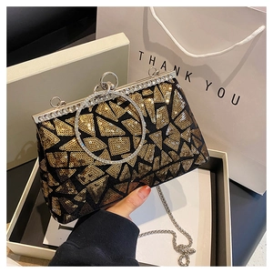Dettaglio delle paillettes dorate sulla borsa pochette con manico circolare in metallo