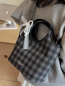 Sac cabas chic à carreaux noir et gris avec breloque perle et dentelle pour femmes