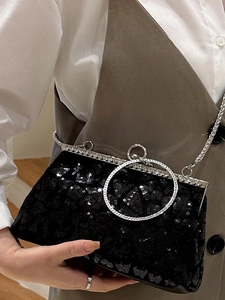 Elegante borsa da sera con paillettes nere, manico ad anello in cristallo e catena