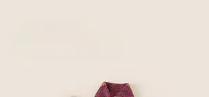 Dettaglio di sciarpa vintage in maglia per bambini con motivi jacquard rossi e blu