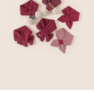 Collezione dettagliata di cinque sciarpe in maglia bordeaux per bambini in vari stili