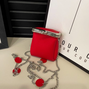 Mini-Lippenstifttasche aus rotem Leder mit Litschimuster und silberner Kette