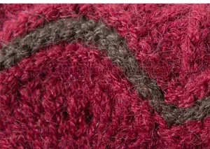 Macro dettaglio della trama a maglia grossa in bordeaux e grigio scuro in misto lana soffice