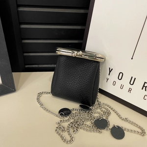 Mini schwarze Lippenstift-Tasche aus Leder mit Lychee-Muster und silberner Kette