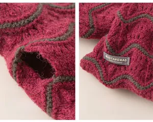 Dettaglio ravvicinato della trama in maglia rosso scuro e dell'etichetta del marchio