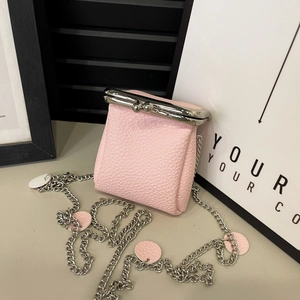 Rosa Mini-Lippenstifttasche mit Kussverschluss, Lychee-Muster und silberner Metallkette